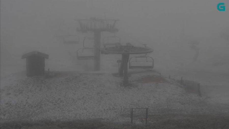 En la imagen de Redmeteo podemos ver una de las zonas más altas de la estación de esquí de Cabeza de Manzaneda, con una ligera capa tras los chubascos de nieve de las primeras horas de este lunes