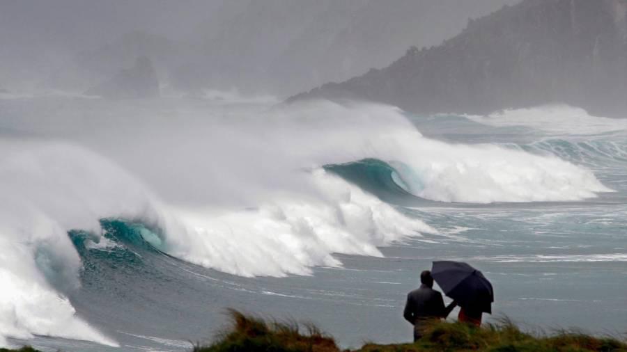 Imagen de archivo del oleaje durante un temporal en Ferrol. KIKO DELGADO