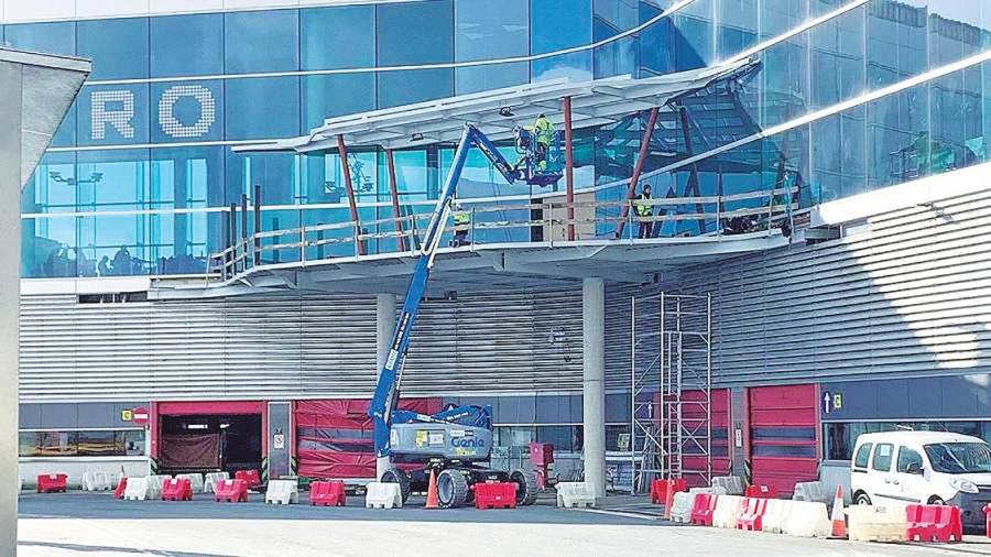 Obras en la terraza del aeropuerto de Lavacolla