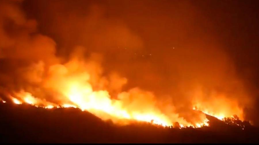 Panorámica de las llamas del incendio forestal de Vilariño de Conso en la madruga del pasado lunes día 14 Foto: ECG