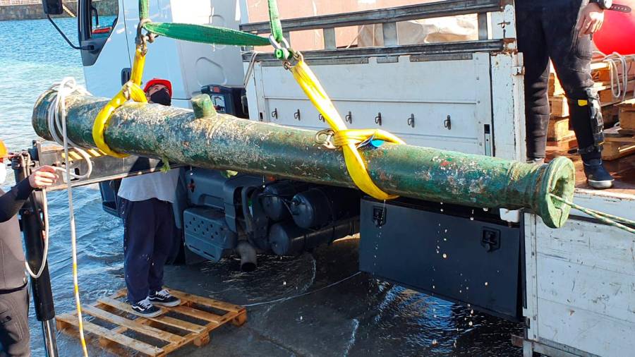 Trabajos de extracción de uno de los cañones. Foto: Ministerio de Defensa