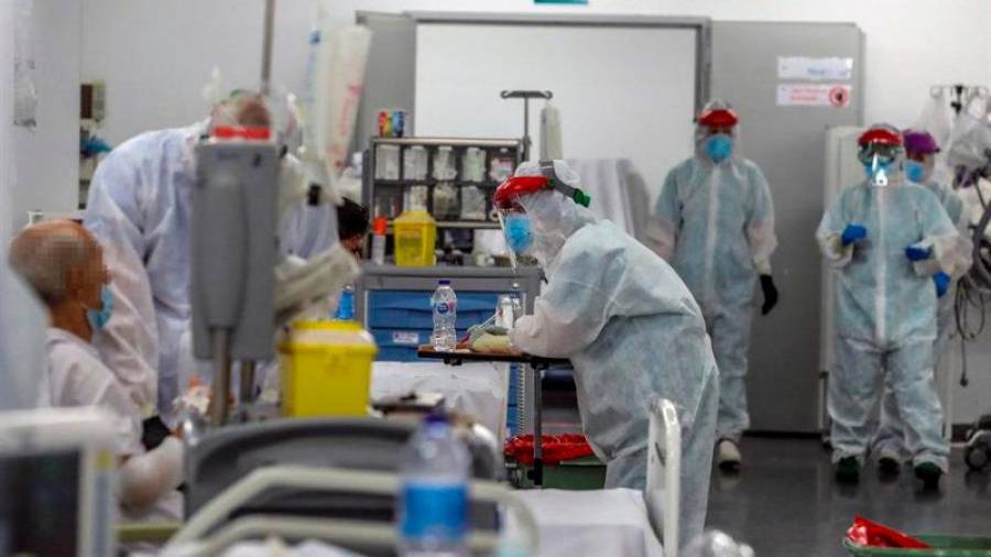 Personal sanitario en una planta destinada a pacientes con coronavirus. Foto: Juajo Martín/Efe