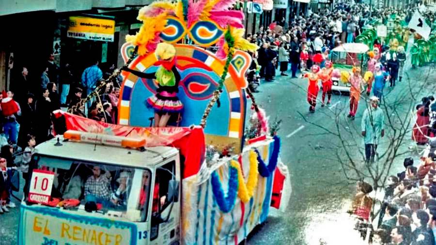 entroido. La comparsa de Os Conformistas de Conxo por las calles de Santiago durante el desfile general del Martes de Entroido del año 1995. Foto: Quico
