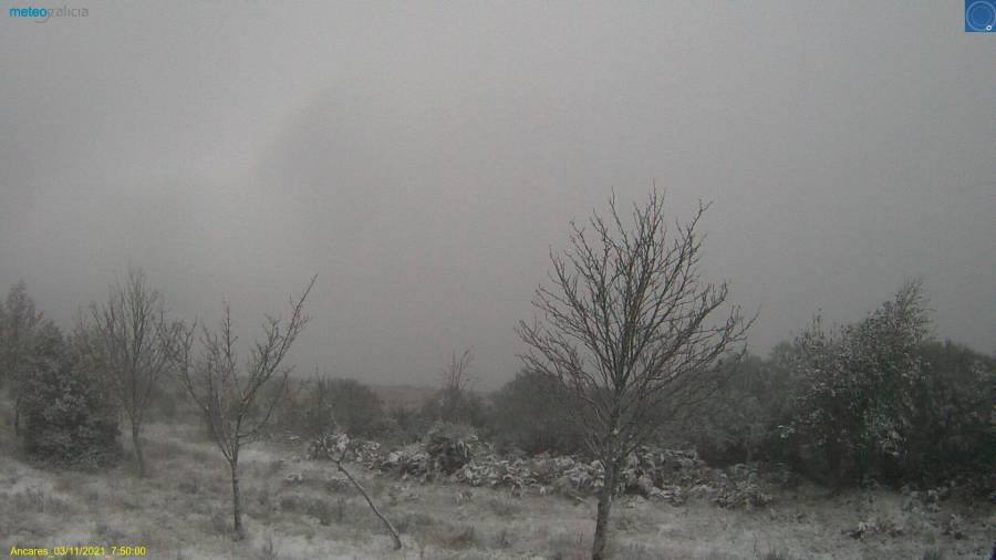 O concello de Cervantes, nos Ancares lucenses, fotografiado desde unha das webcams de Meteogalicia, pouco antes das oito da mañá deste mércores, 3 de novembro, coas primeiras folerpas de neve caídas.