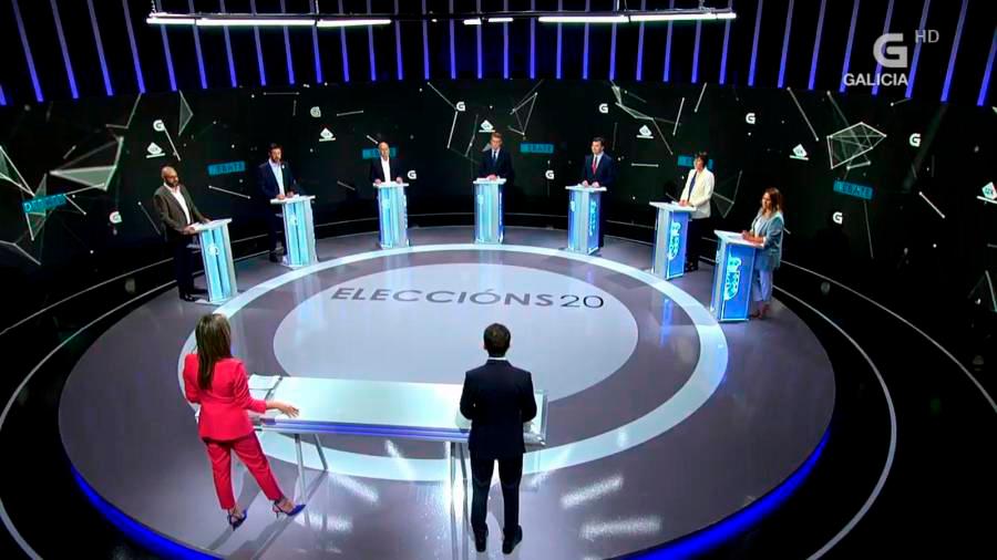 Los candidatos durante el debate en la TVG