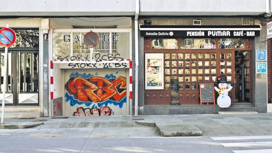 Más de 25.000 euros ‘tirados’ en limpiar las pintadas en los muros de Santiago