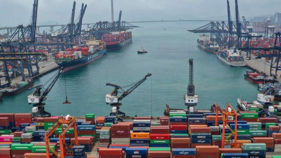 Vista de los contenedores, barcos y grúas del puerto de Shenzhen, uno de los más importantes de China, cuyo cierre por un caso de Covid-19 paralizó el comercio mundial. Foto: Gallego