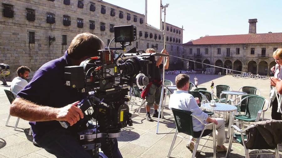 PRAZA DA QUINTANA. Un cámara graba en la terraza del bar Literarios. Foto: Santiago de Compostela Film Commission 