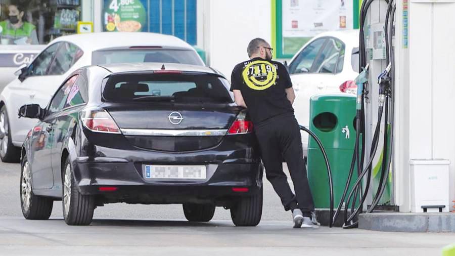 llenar el depósito. Una persona reposta combustible en una gasolinera, a 24 de febrero de 2022, en Madrid (España). Foto: Alberto Ortega 