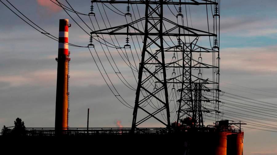 Una avería eléctrica deja sin luz a cientos de miles de hogares en España