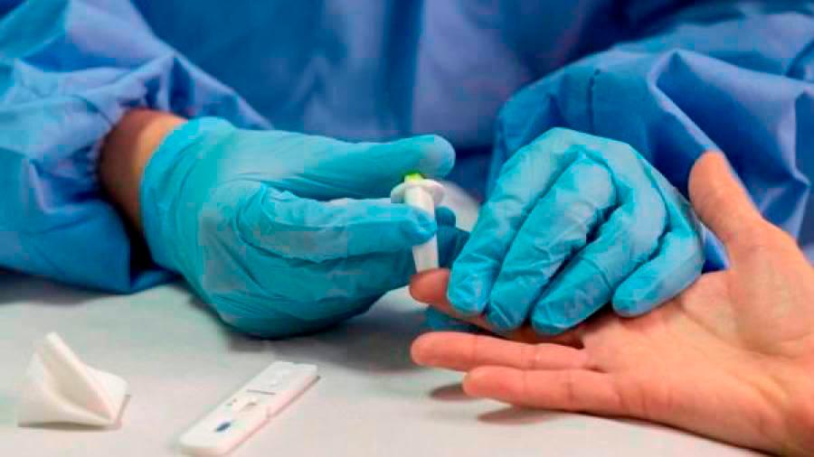 Un sanitario gallego realiza un test rápido para detectar la existencia del virus en el organismo. Foto: ECG