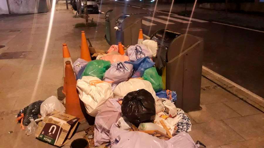 Basura acumulada fuera de los contenedores en una calle de Santiago. Foto: ECG