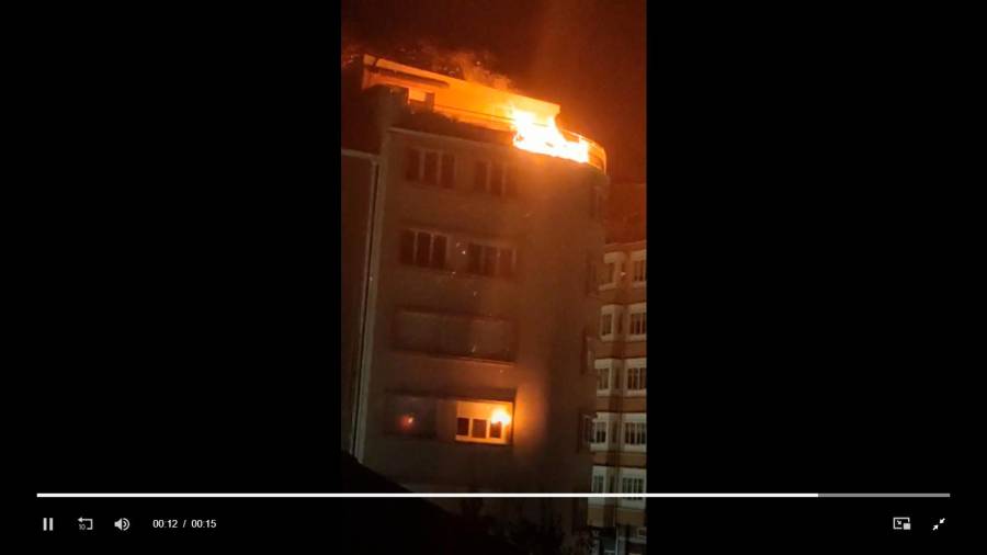 Espectacular incendio en el ático de un edificio del centro de Santiago