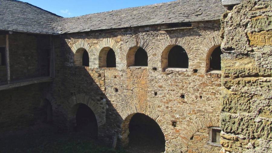 Vista parcial del patio de la recia fortaleza de Quindós Foto: ECG