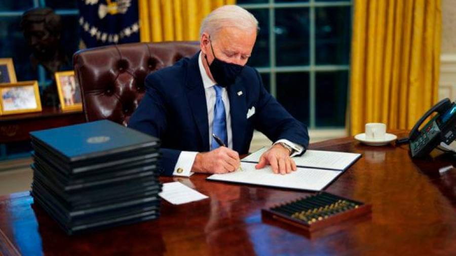 histórico. Joe Biden firmó al pasado 11 de marzo el plan de rescate económico de 1,9 billones de dólares. Foto: Efe/Pool