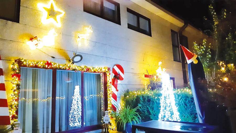 Bugallo felicita al vecindario de la rúa Teresa Claramunt por sus decorados navideños