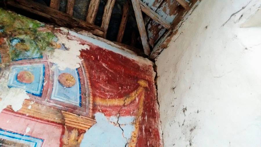 Estado del tejado y de los frescos de la capilla de San Xoán de Mosteiro, en Ortigueira.