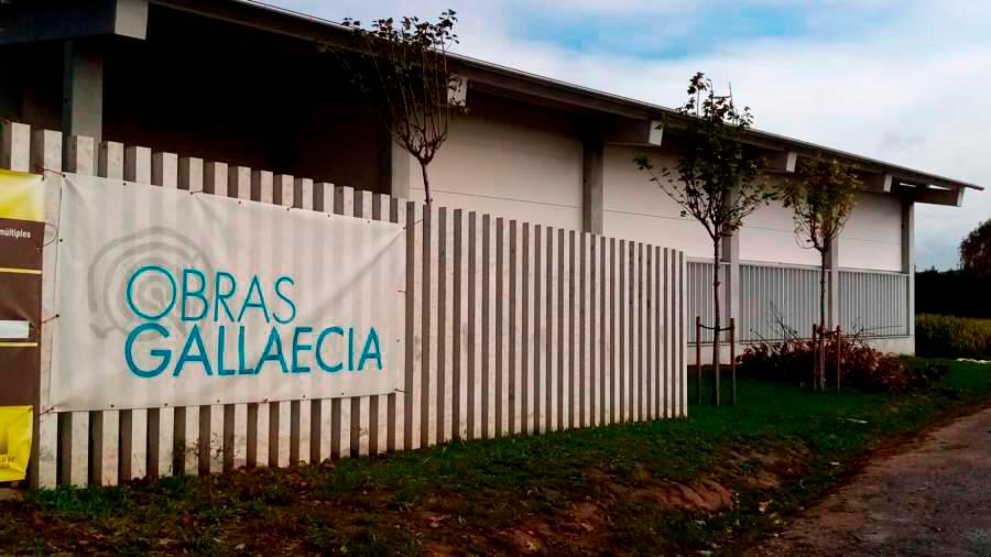 El pabellón multiusos del colegio Rodríguez Xixirei de Lavacolla está terminado, pero no se puede utilizar
