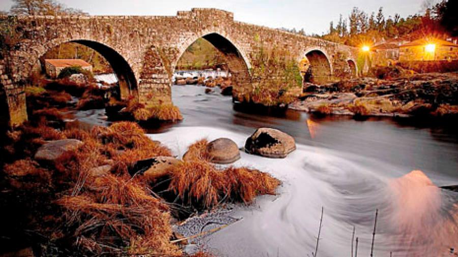 A Pontemaceira foi construída entre os séculos XIII e XIV sobre o río Tambre e hoxe conecta os concellos de Negreira e Ames. Foto: C.A.