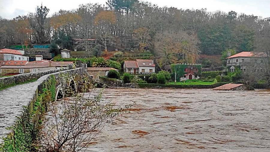 En la foto de archivo, inundaciones en A Ponte Maceira (Ames). C.G.