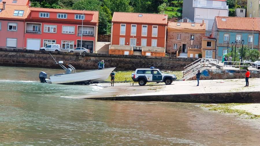 La planeadora, en la imagen, fue llevada al puerto de O Pindo, donde permanece custodiada por la Guardia Civil