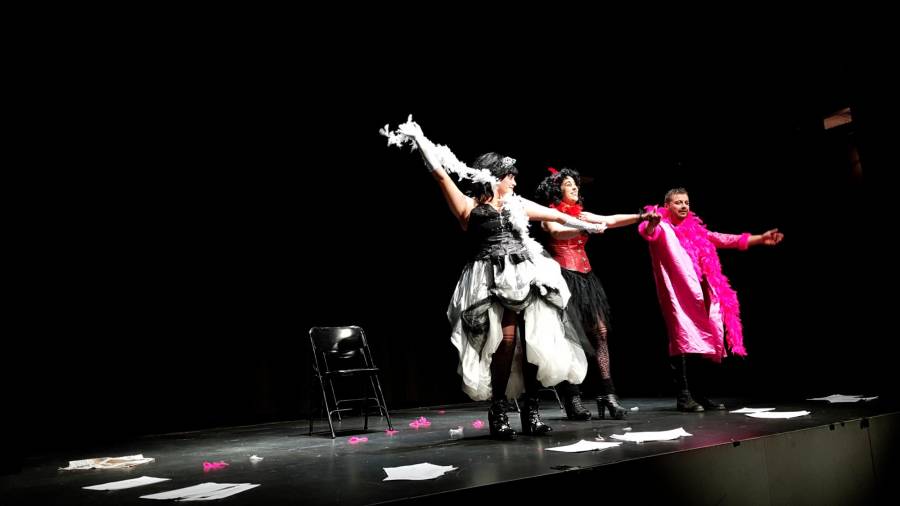 Tatana Teatro representou o venres no Teatro Elma a obra ‘Farsa e licenza da Raíña Castiza.20_20’. Foto: C.P.