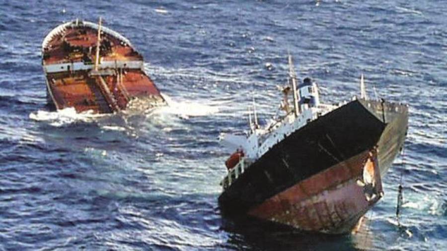Fotografía del hundimiento del petrolero griego Prestige el 19 de noviembre del año 2002. Foto: X.C.