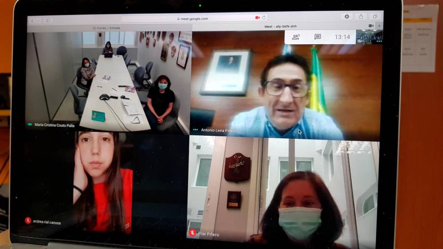 Videoconferencia entre Antonio Leira, Amparo Taboada y Cristina Couto y las alumnas ganadoras