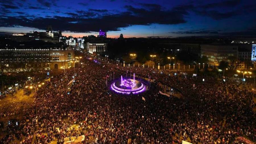 La Plaza Cibeles fue el punto de reunión de las y los manifestantes que tomaron las calles de Madrid con motivos de este día.