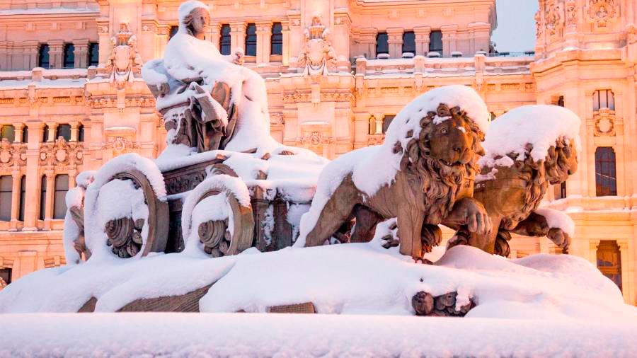 Fuente de Cibeles durante la gran nevada provocada por la borrasca ‘Filomena’, en Madrid (España). FOTO: Irina R.H.