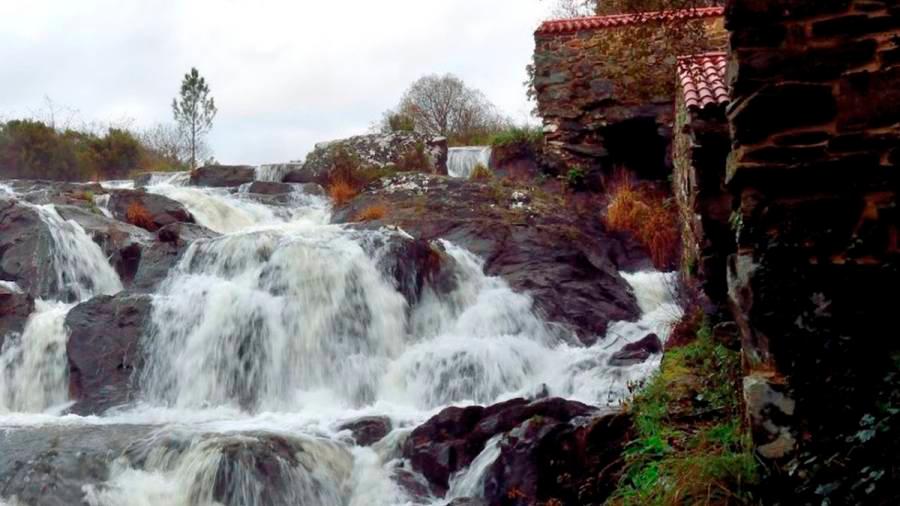 O río Xallas ofrece estampas como a fervenza de Castriz.