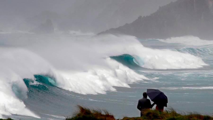 El viento alcanza los 142 km/h en Muras y supera los 100 en el litoral coruñés y lucense