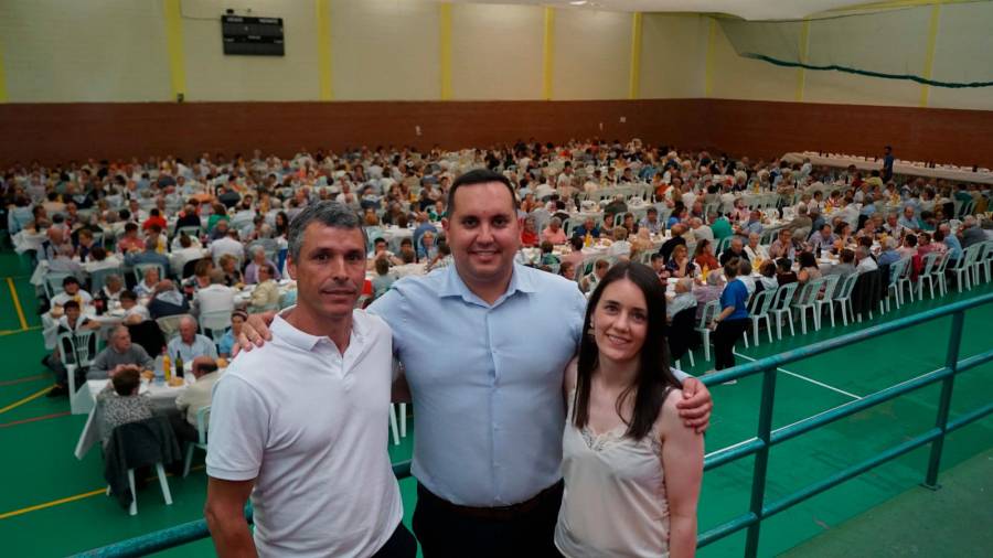 Javier Romar, á esquerda, Iago Toba e Olalla Benlloch na súa primera Festa dos Maiores como goberno. Foto: Concello de Muxía