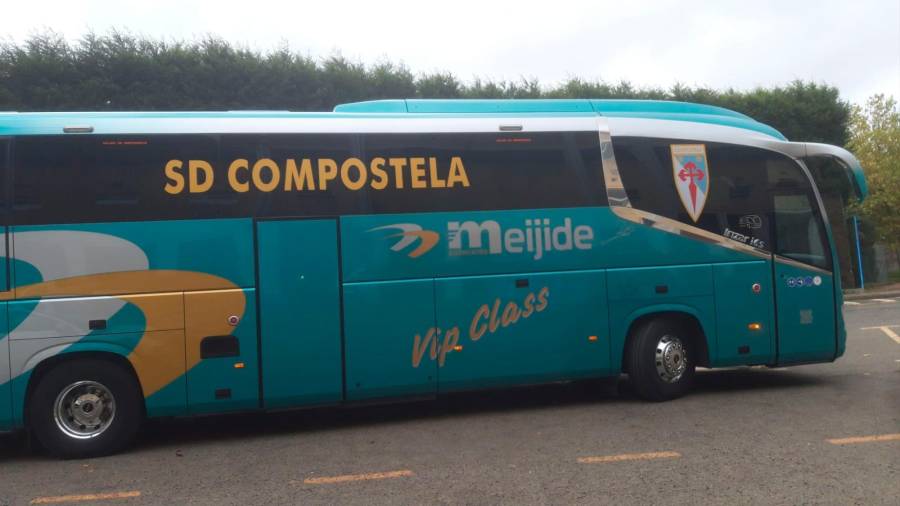 a salamanca Imagen del autobús de la SD Compostela, ayer en el inicio del primer viaje de la temporada. Foto: SD 