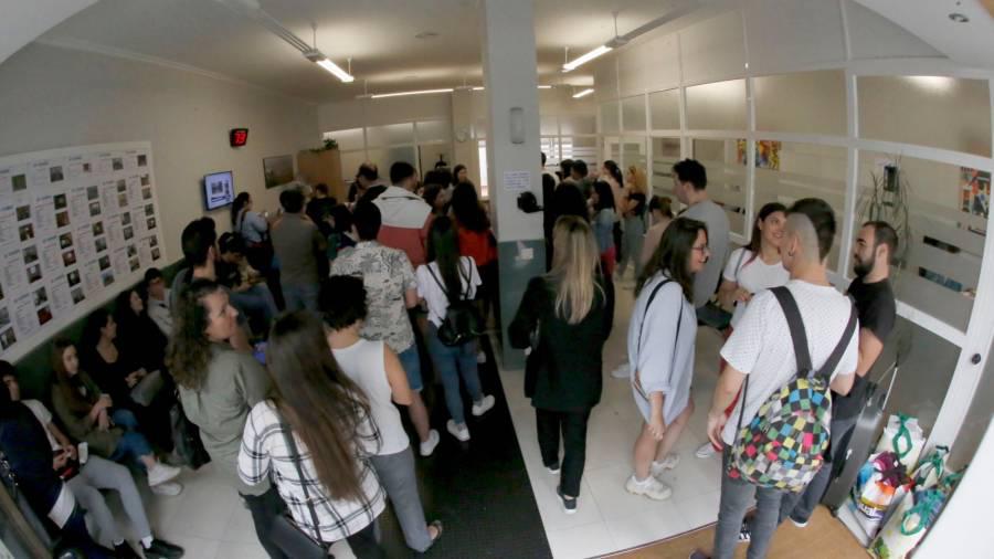 Estudantes no interior dunha inmobiliaria da capital galega en setembro 2019