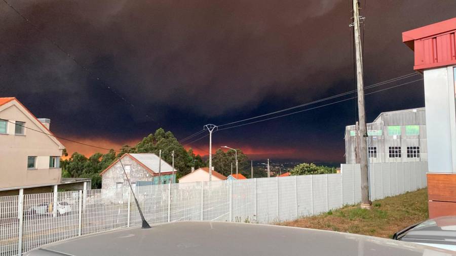 El incendio originado en Boiro llegó a Ribeira y obligó a desalojar varias casas y el campin de Oleiros