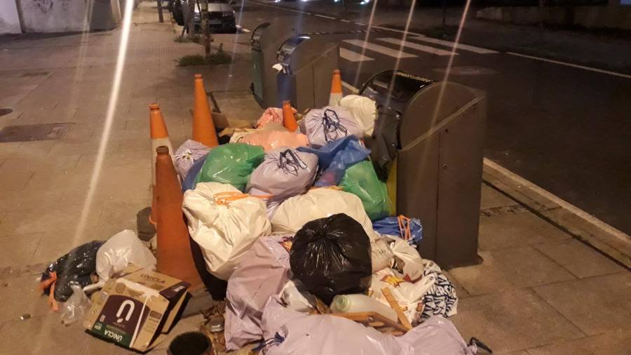 Acumulación de basura junto a uno de los contenedores situados en la Avenida de Bilbao
