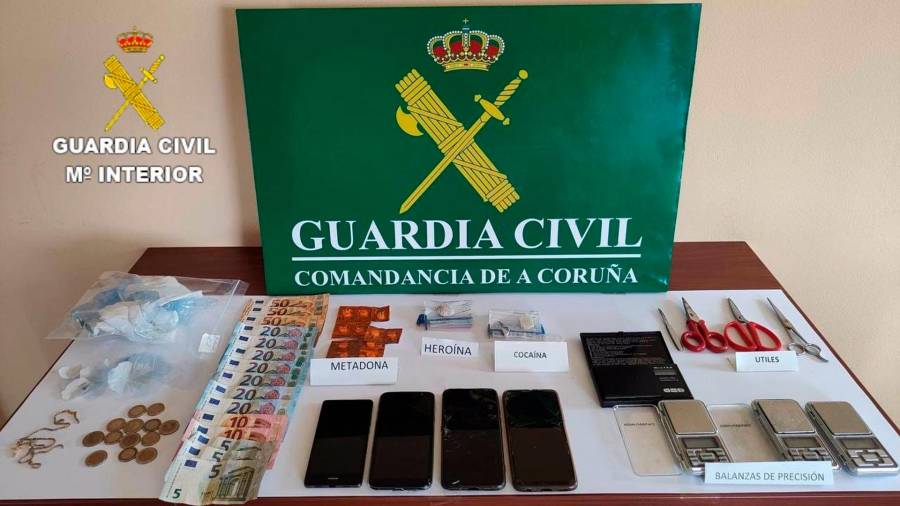 Efectos y sustancias intervenidas por la Guardia Civil a dos vecinos de Boiro detenidos por tráfico de drogas. Foto: Guardia Civil