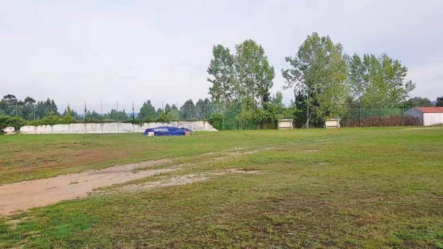 Estado que presenta en la actualidad el viejo campo de fútbol de Biduído, en Ames. Foto: PP