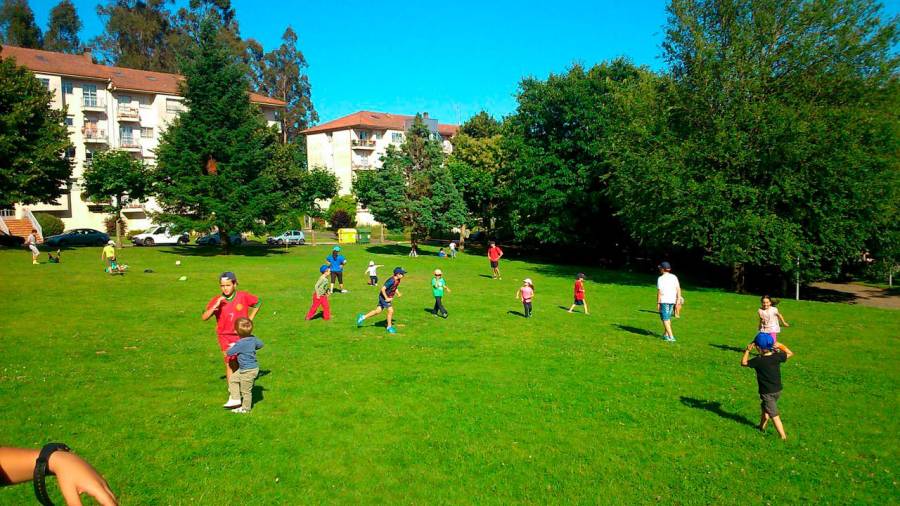 Un grupo de pequeños juega en una zona verde durante un campamento de verano de la ARC OS Tilos, en Teo. Foto: web ARC Os Tilos 