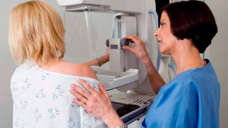 sanidad. Una paciente se realiza el chequeo para el diagnóstico precoz del cáncer de mama. Foto: Efe