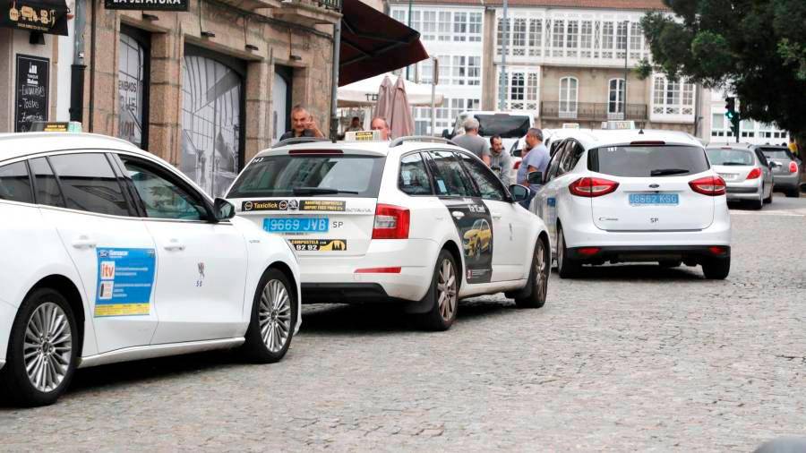 La asociación de taxistas ha reajustado la distribución de vehículos en las paradas. Foto: ECG
