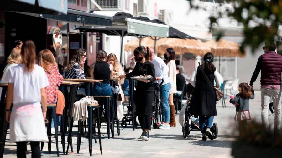 Varias personas tomando algo en las terrazas de los locales hosteleros de Sanxenxo. Foto: Beatriz Ciscar / E.P.
