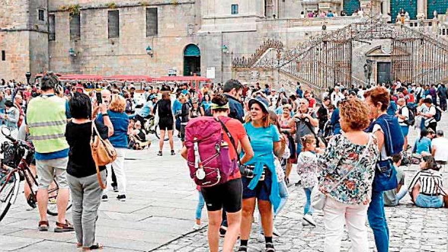 Algunos turistas en la plaza do Obradorio de Santiago.