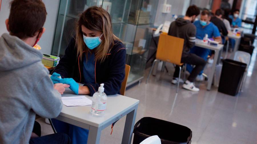 En la foto de archivo, un estudiante se realiza una prueba covid en el Edificio Politécnico del Campus de Ourense. EFE/ Brais Lorenzo