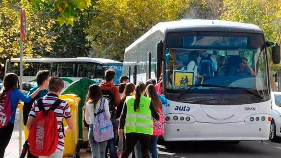 Retrasos y ausencias en los autobuses escolares causan el caos y críticas