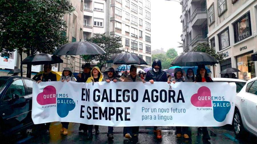 A manifestación a prol da lingua galega percorre as rúas de Santiago. Foto: Twitter. @bngcompostela