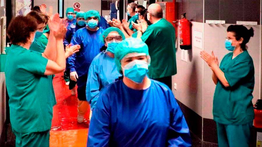 Personal del servicio de cuidados críticos del CHUS recibidos entre aplausos por su labor durante la pandemia