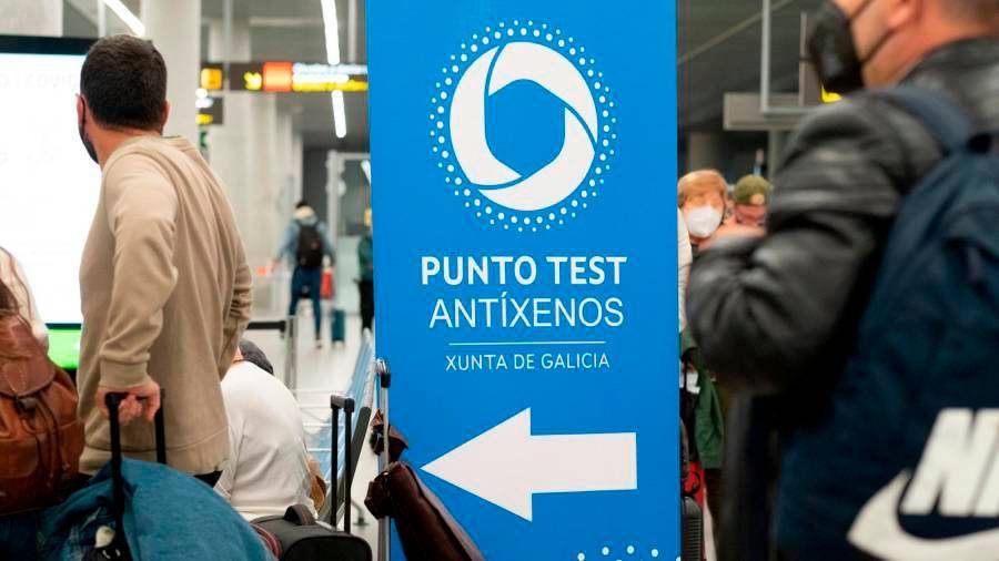 detección. Pasajeros en cola para realizarse la prueba de antígenos en el aeropuerto de Lavacolla. Foto: ECG 