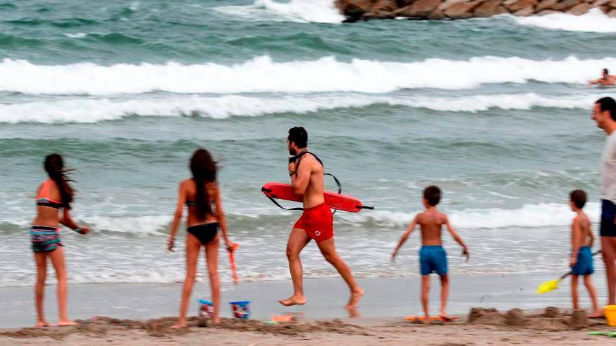 Rescatan a cuatro jóvenes en apuros en la playa de Lires, en Cee (A Coruña)